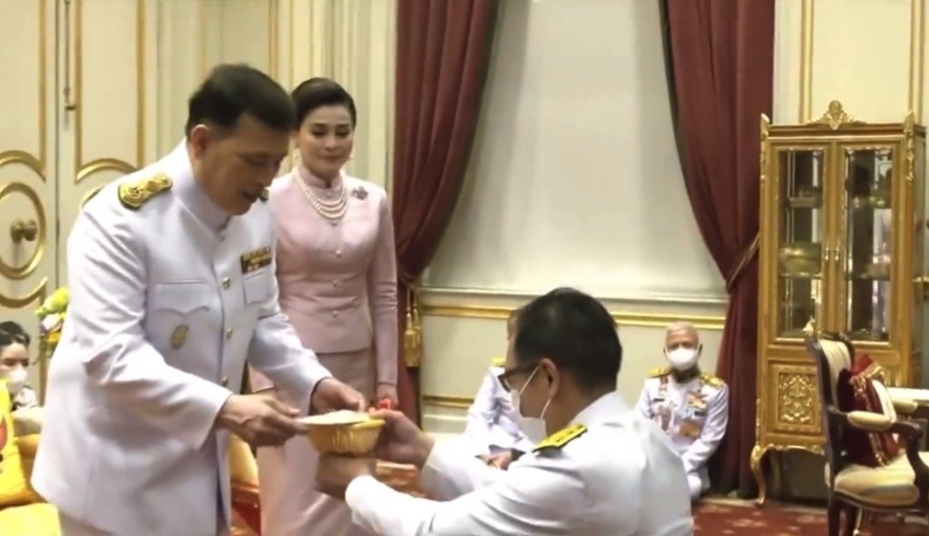 มทร.รัตนโกสินทร์ เข้าเฝ้าฯ ทูลเกล้าฯ ถวายเงินรายได้และสิ่งของ แด่ในหลวง-พระราชินี