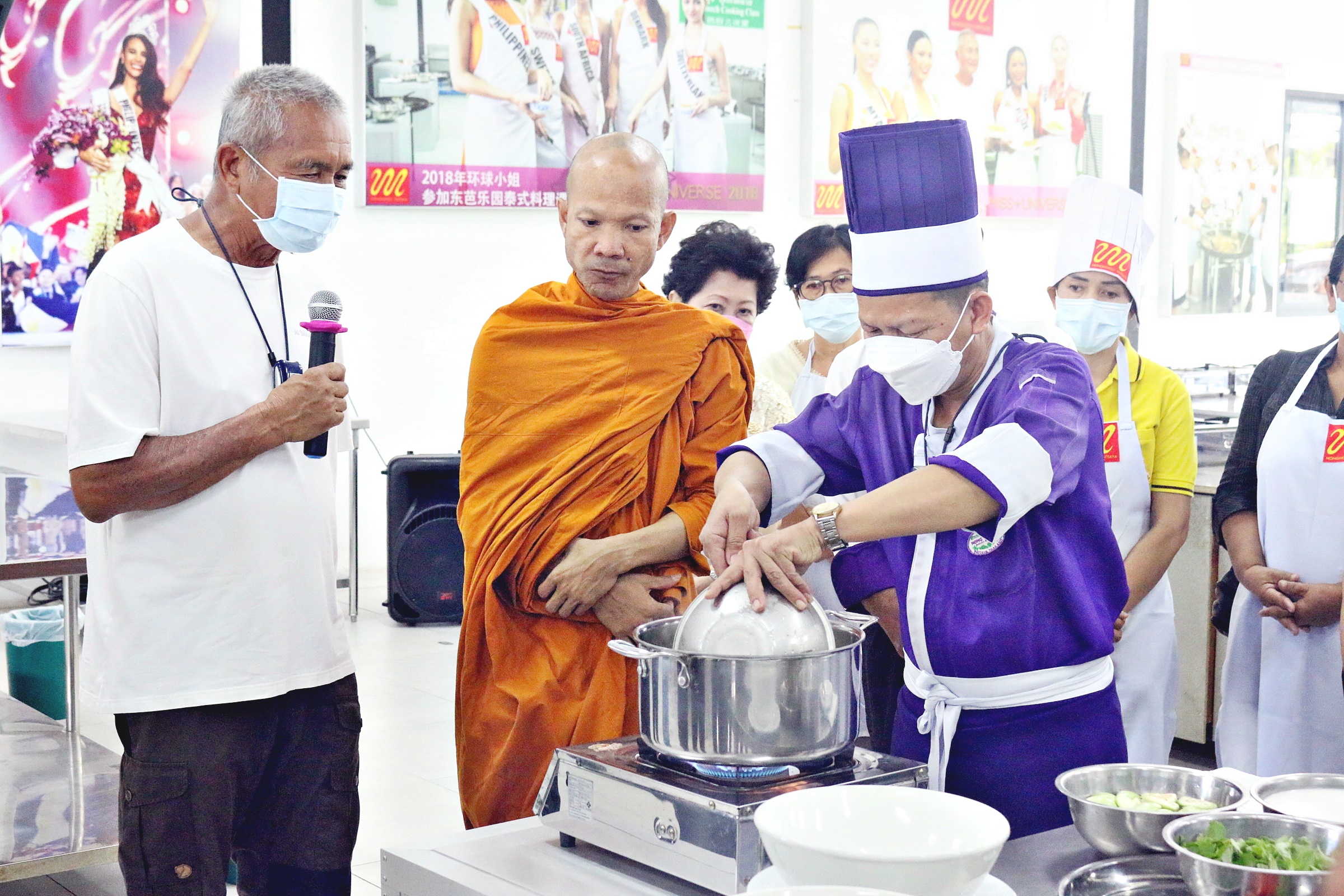 สวนนงนุชพัทยา ร่วม วัดคีรีวงก์ จัดกิจกรรม "กินอาหารสมุนไพรอย่างไรให้ปลอดภัย ปลอดโรค" 
