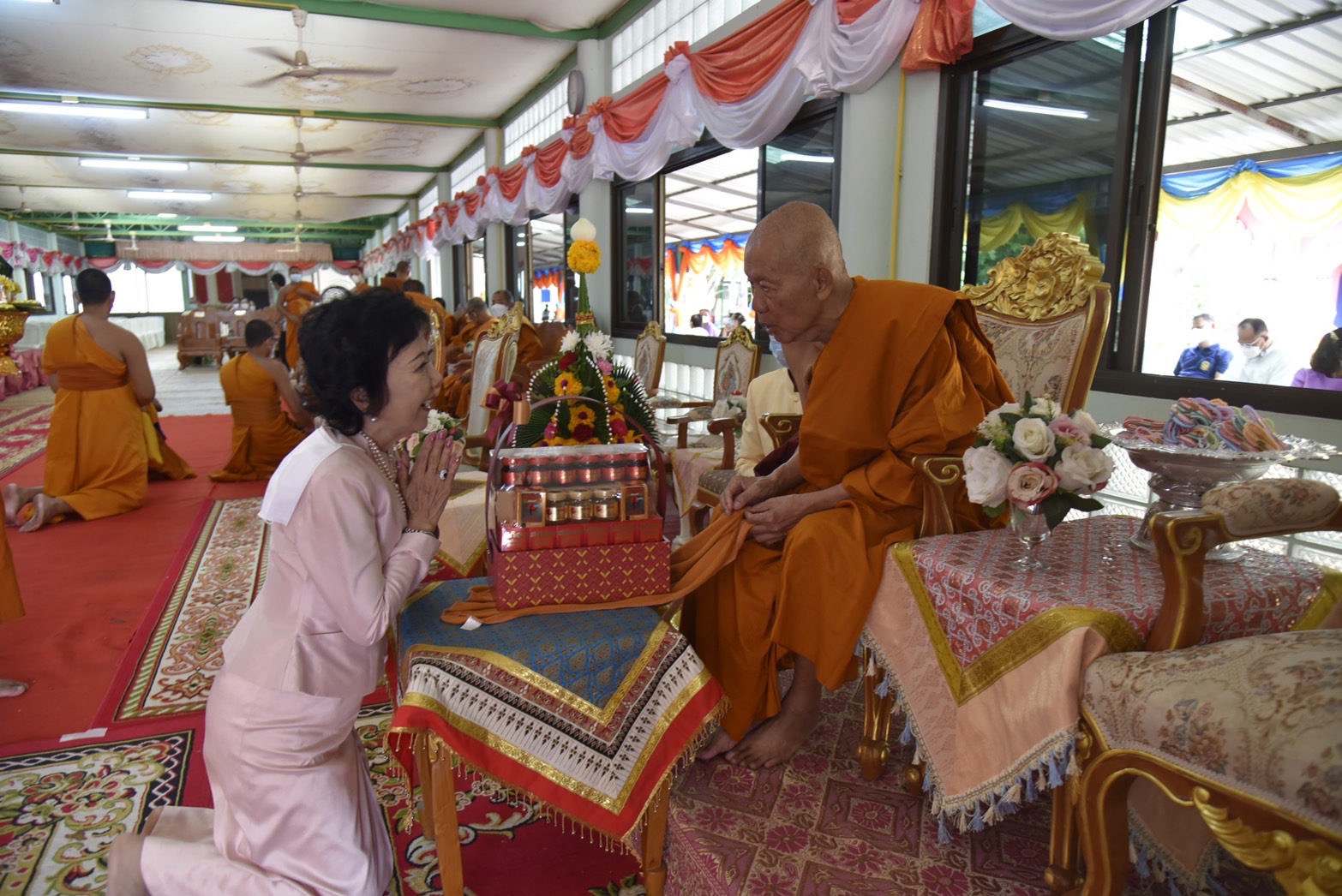 ดร กัลยาณี นายกฯท่องเที่ยวศรีสะเกษ ร่วมถวายมุทิตาสักการะอายุ 88  ปีหลวงปู่ธัมมา  และถวายตราตั้งเจ้าอาวาส 3 วัด
