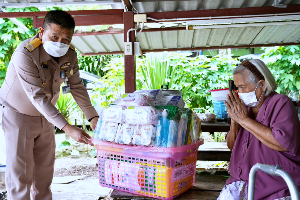 ผบ.กร. เยี่ยมกำลังพล และครอบครัว ที่เป็นผู้ป่วยติดเตียง พร้อมมอบสิ่งของบรรเทาความเดือดร้อนช่วงโควิด