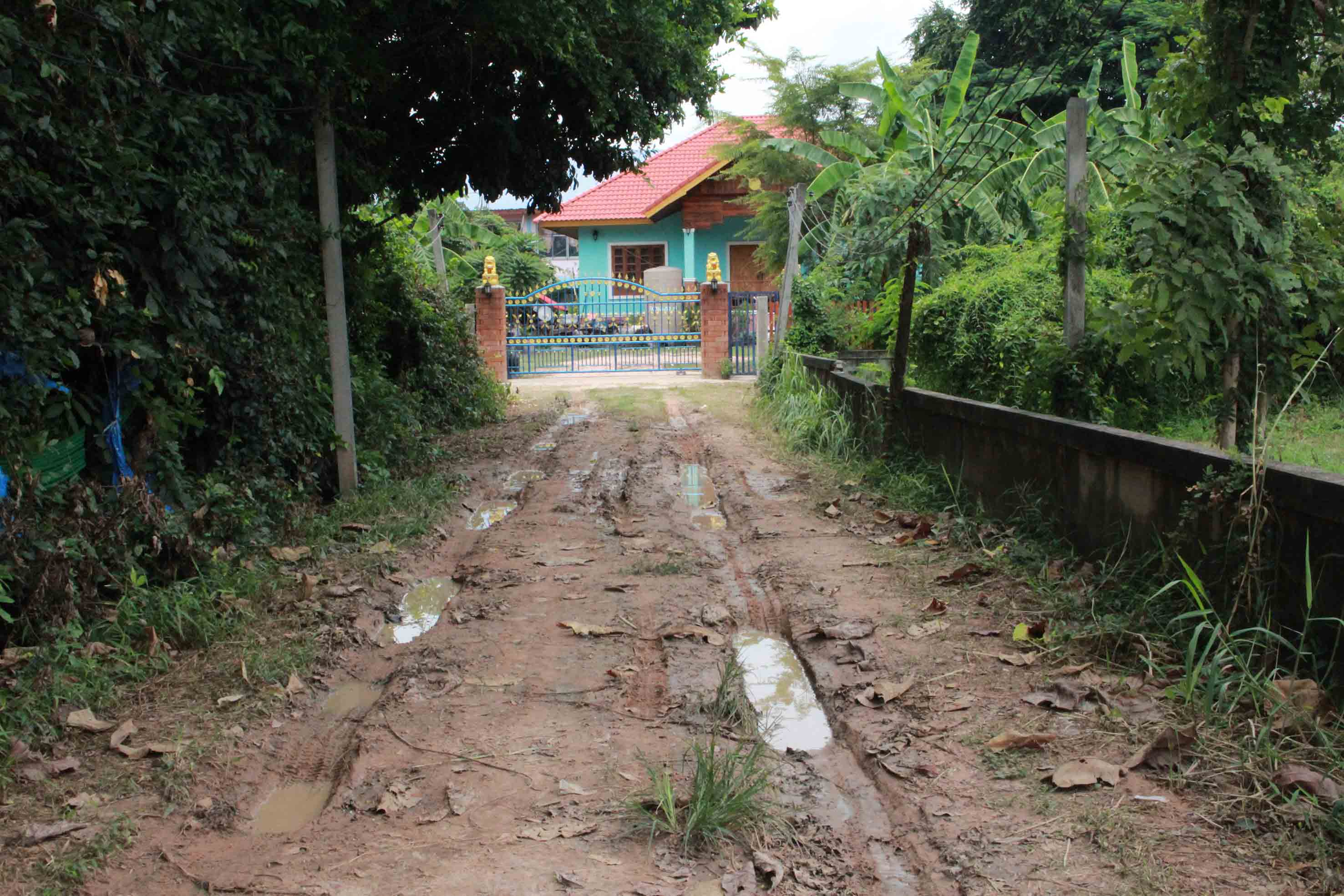 สองผัวเมียตาบอดโควิดกระทบขาดรายได้ ร้องขอเทศบาลซ่อมถนนทางเข้าบ้าน