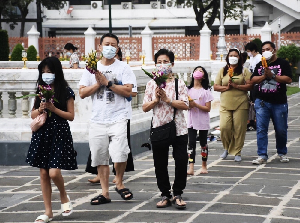 "พุทธศาสนิกชน" ร่วมเวียนเทียนเนื่องในวันมาฆบูชา ณ วัดเบญจมบพิตรฯ ภายใต้มาตรการโควิดเข้ม (ประมวลภาพ)