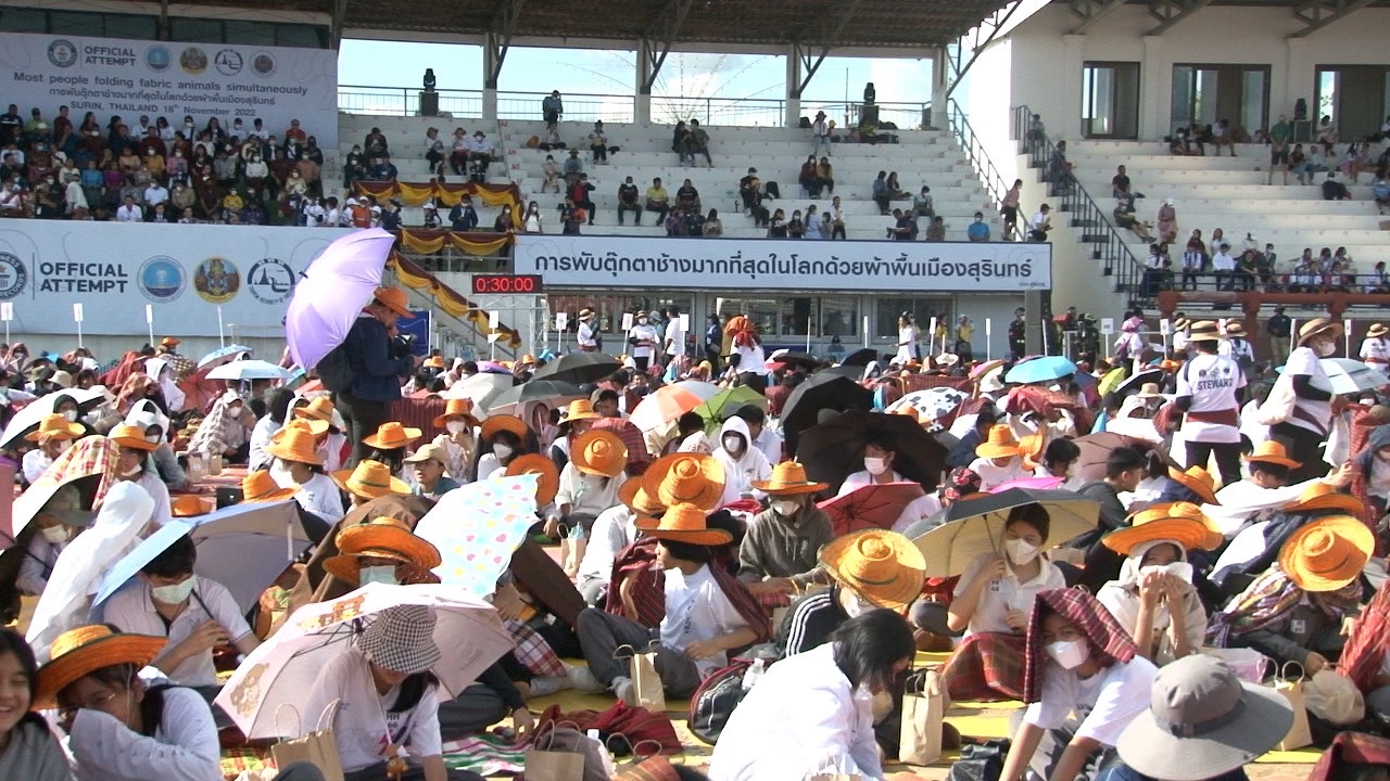 สุรินทร์ทุบสถิติพับตุ๊กตาช้างด้วยผ้าพื้นเมืองมากที่สุดในโลกด้วยจำนวนคนถึง 8,745 คน