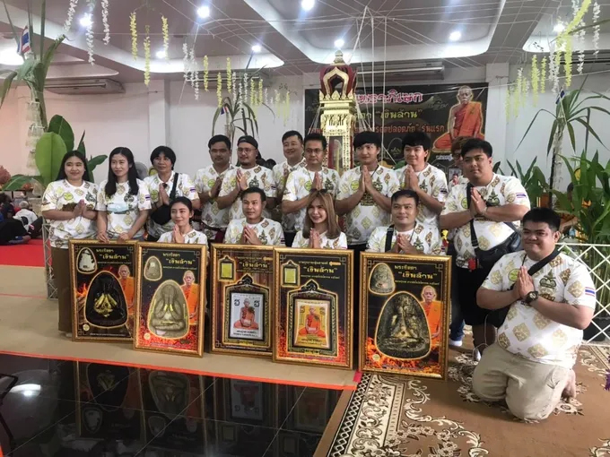 เข้มขลัง “หลวงปู่รอด” เกจิดังแห่งอีสานใต้ ทำพิธีพุทธาภิเษกพระปิดตาเงินล้าน บานรูปถ่าย “รวยตลอดรอดปลอดภัย” รุ่นแรก