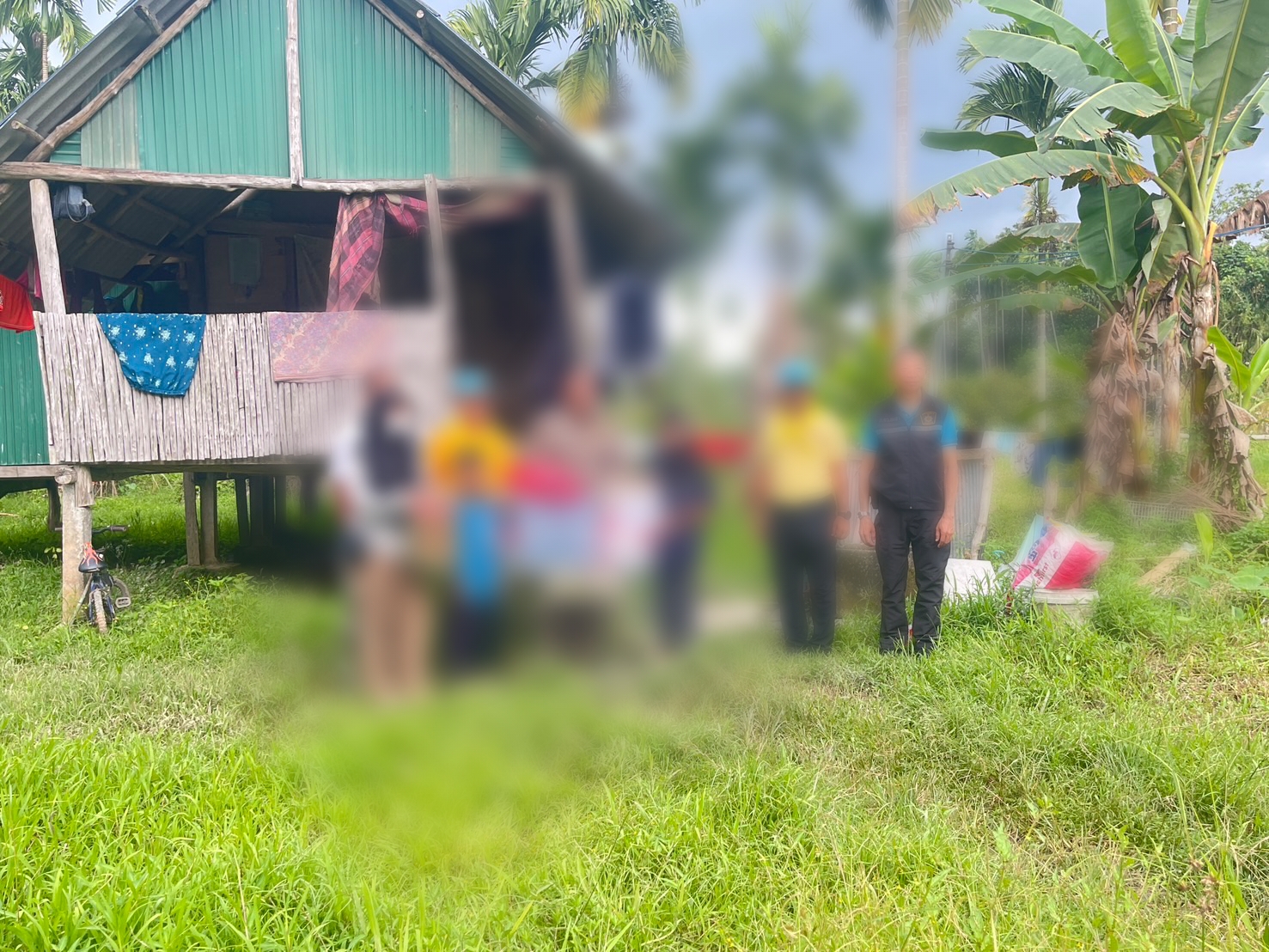 ผกก.สภ.เบตง  นำตำรวจชุดชุมชนสัมพันธ์ จิตอาสา สภ.เบตง เยี่ยมให้ความช่วยเหลือ 4 พี่น้อง  ผู้ยากไร้ ชุมชนกาแป๊ะกอตอใน
