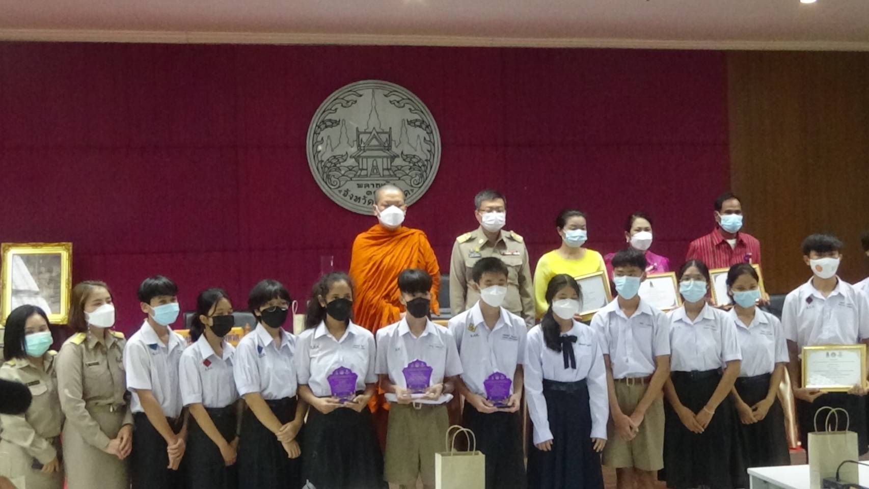 จังหวัดร้อยเอ็ดมอบรางวัลดีเด่นผลงานด้านต่างๆพร้อมแจ้งผู้เกษียณและย้ายดำรงตำแหน่งใหม่ 