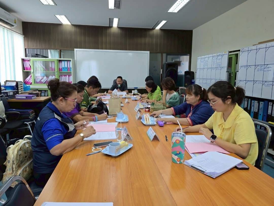อ่างทองประชุมติดตามผลการดำเนินงานกองทุนพัฒนาบทบาทสตรี