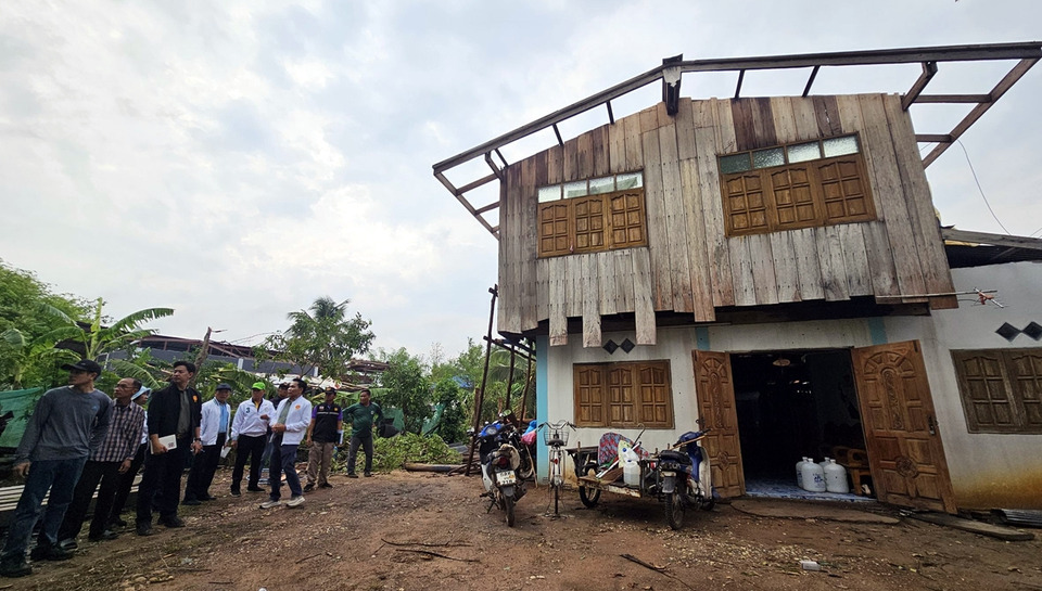 พายุถล่มเวียงสา  บ้านพัง 150 หลัง ศาลาโรงเรียนปลิวไกล 50 เมตร
