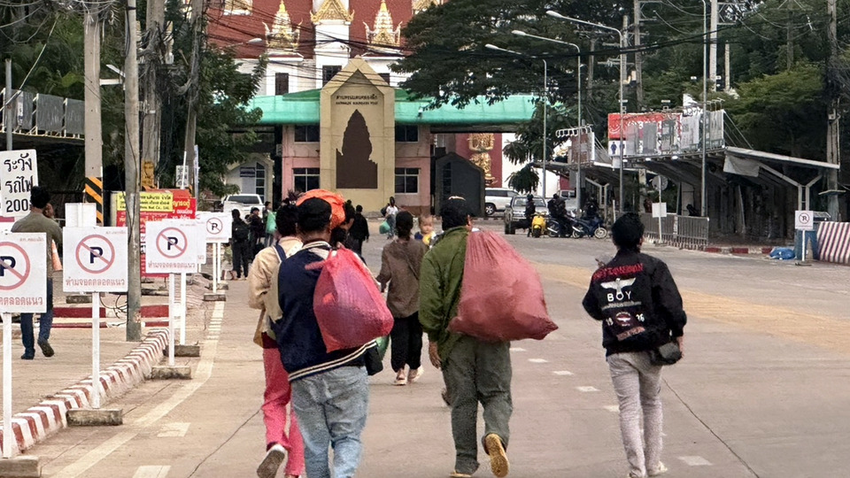 ชาวกัมพูชาหลายร้อยแห่กลับประเทศ หลังกังวลสถานการณ์ปะทะชายแดนสระแก้ว