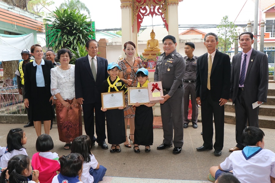 ผบก.ภ.จว.กาฬสินธุ์นำขรก.ตำรวจเดินทางไปมอบประกาศเกียรติคุณให้นักเรียนจิตอาสาเก็บเงินได้