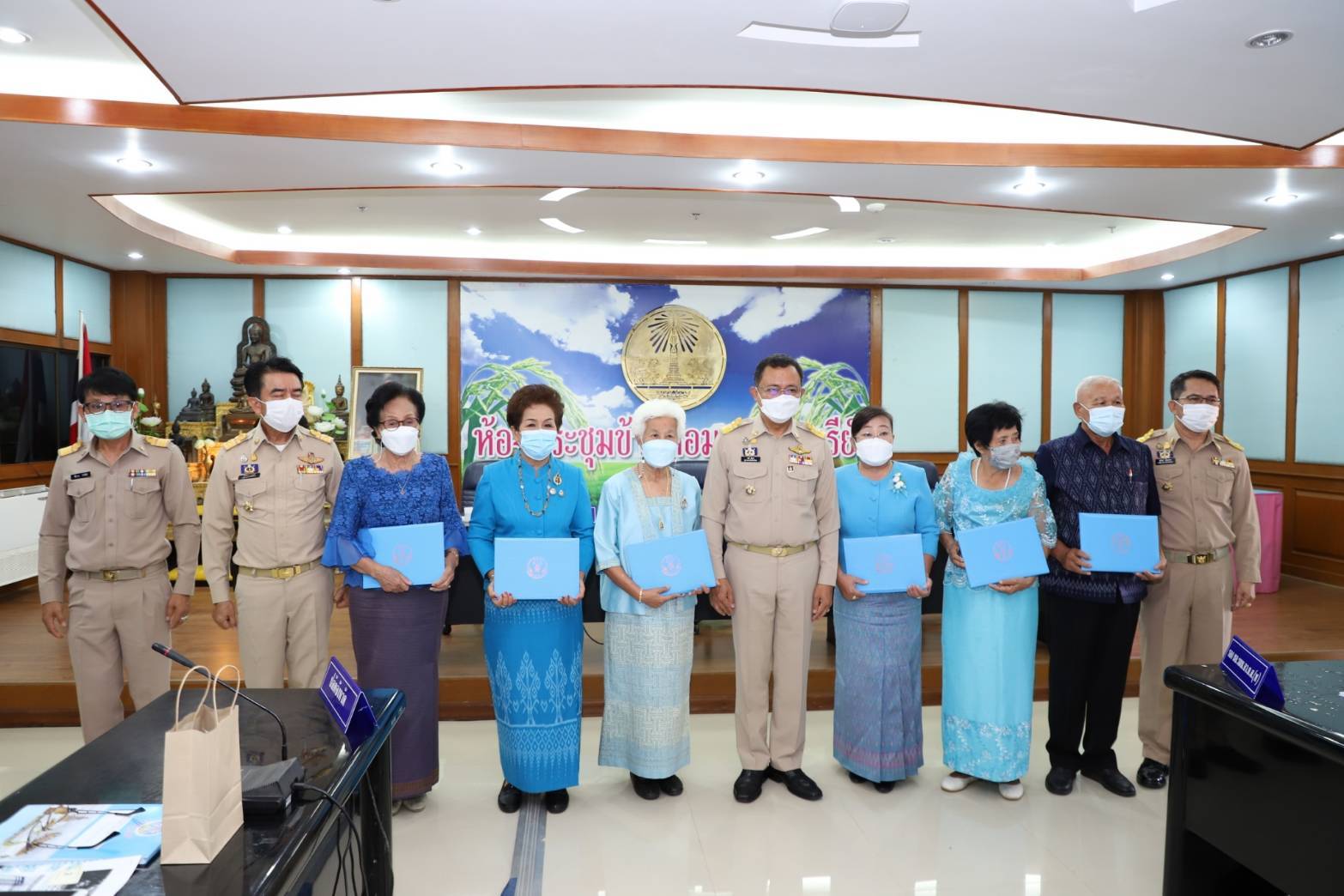 ผู้ว่าฯยโสธรมอบใบประกาศเกียรติบัตร  กรรมการสงเคราะห์เด็กและเยาวชนดีเด่น 