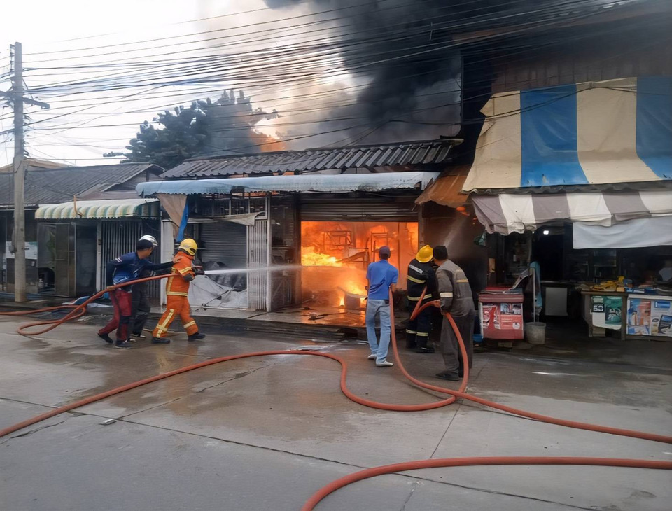 ไฟไหม้ร้านซ่อมรถจักรยานยนต์ วอดทั้งห้อง เจ้าของพยายามดับถูกลวกเจ็บ