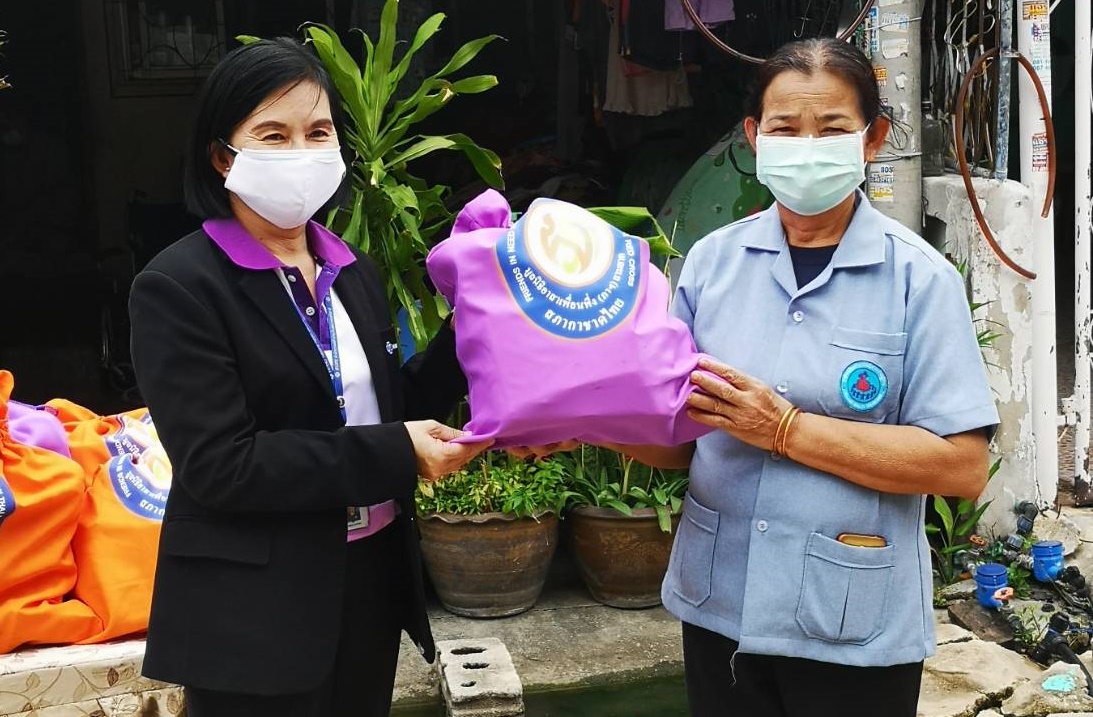 สปสช.และทีมจังหวัดสมุทรสาคร นำถุงน้ำใจพึ่งพา จากมูลนิธิอาสาเพื่อนพึ่ง (ภาฯ)   มอบให้กับผู้ติดเชื้อโควิด-19 จังหวัดสมุทรสาคร 