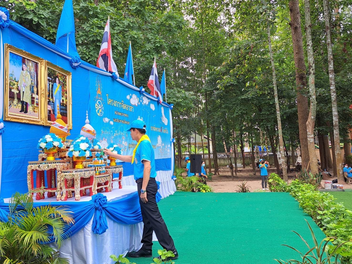 ผวจ.ศรีสะเกษ นำภาครัฐและเอกชน ทำบุญตักบาตร ถวายเป็นพระราชกุศล พระบรมราชชนนีพันปีหลวง