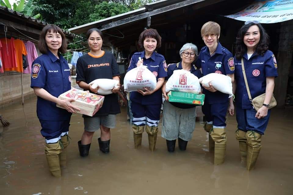 มูลนิธิป่อเต็กตึ๊งเยียวยาผู้ประสบภัยน้ำท่วมภาคเหนือ – อีสาน
