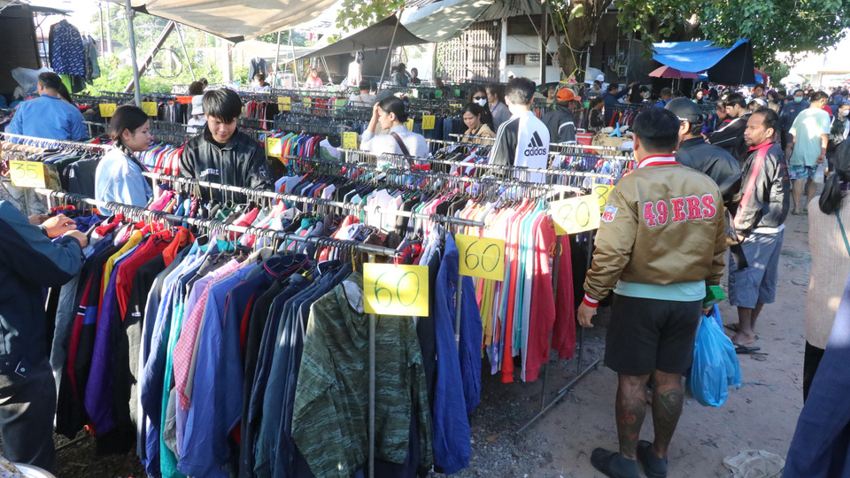 โคราชหนาวยาว! ปชช.แห่ซื้อเสื้อกันหนาวมือสองคึกคัก “สคร.9W เตือนซักก่อนใส่ ป้องกันโรค “ผิวหนัง–ภูมิแพ้”