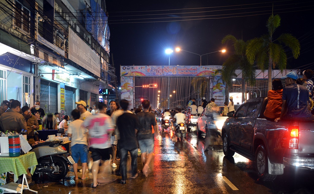 เริ่มแล้ว!! สงกรานต์ถนนข้าวทิพย์จันทบุรี นักท่องเที่ยวนับหมื่น แห่เล่นสาดน้ำกลางคืน
