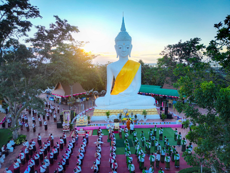 ลูกหลานชาวอำเภอสหัสขันธ์ ร่วมแห่ผ้าอังสะถวาย "พระพรหมภูมิปาโล" บนยอดเขาภูสิงห์ พร้อมนางรำกว่า 1,000 คน