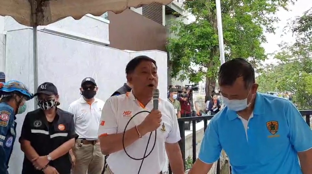 ผู้ว่าฯ​กทม.ลงพื้นที่สถานที่เกิดเหตุเพลิงไหม้อาคารถล่ม ขณะยอดผู้เสียชีวิตยังอยู่ที่ 4 ราย 