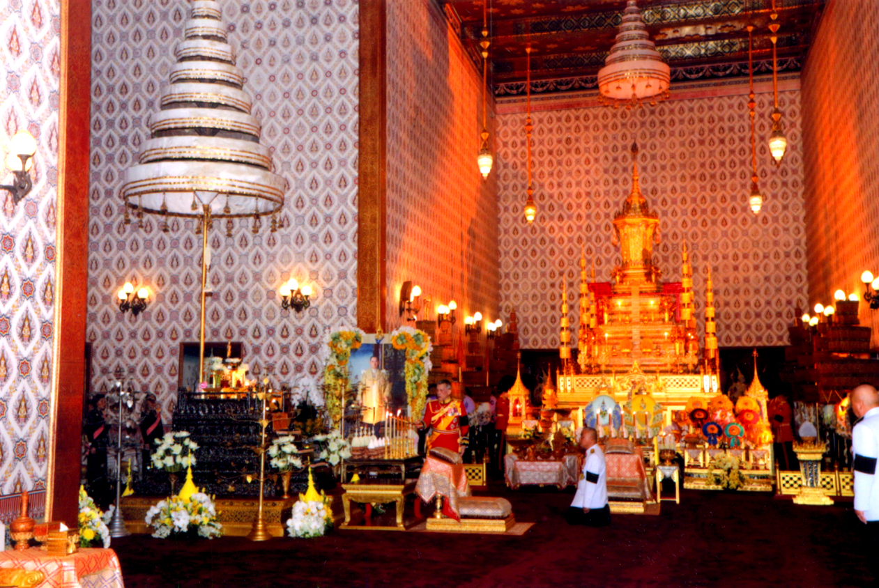 ร.10 ทรงบำเพ็ญพระราชกุศลออกพระเมรุพระบรมศพ ในหลวง ร.9