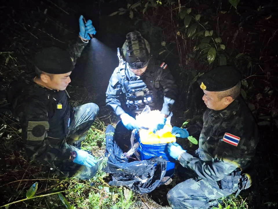 ทหารปะทะแก๊งขนยาบ้าแม่ฟ้าหลวง ยึดของกลาง 1.4 ล้านเม็ด หลังคนร้ายยิงเปิดทางหนี