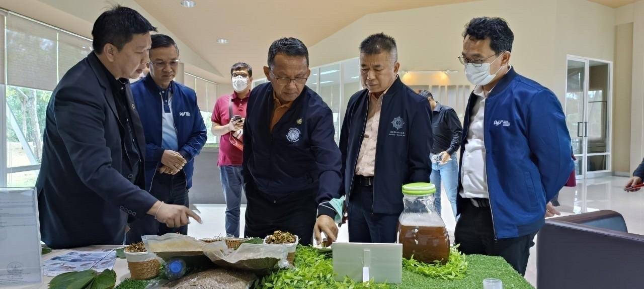 "สมศักดิ์" ควง "เลขาฯ ปปส." ดูโรงงานสกัดกระท่อม ม.สงขลา ชี้ต้องทำให้ทั่วประเทศมีมาตรฐาน GMP รูปแบบครบวงจร