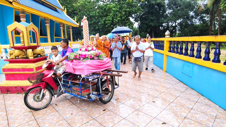 พังงาศรัทธาแน่น! ประชาชนกางร่มเข้าวัดถวายเทียนพรรษา แม้ฝนตกวันเข้าพรรษา