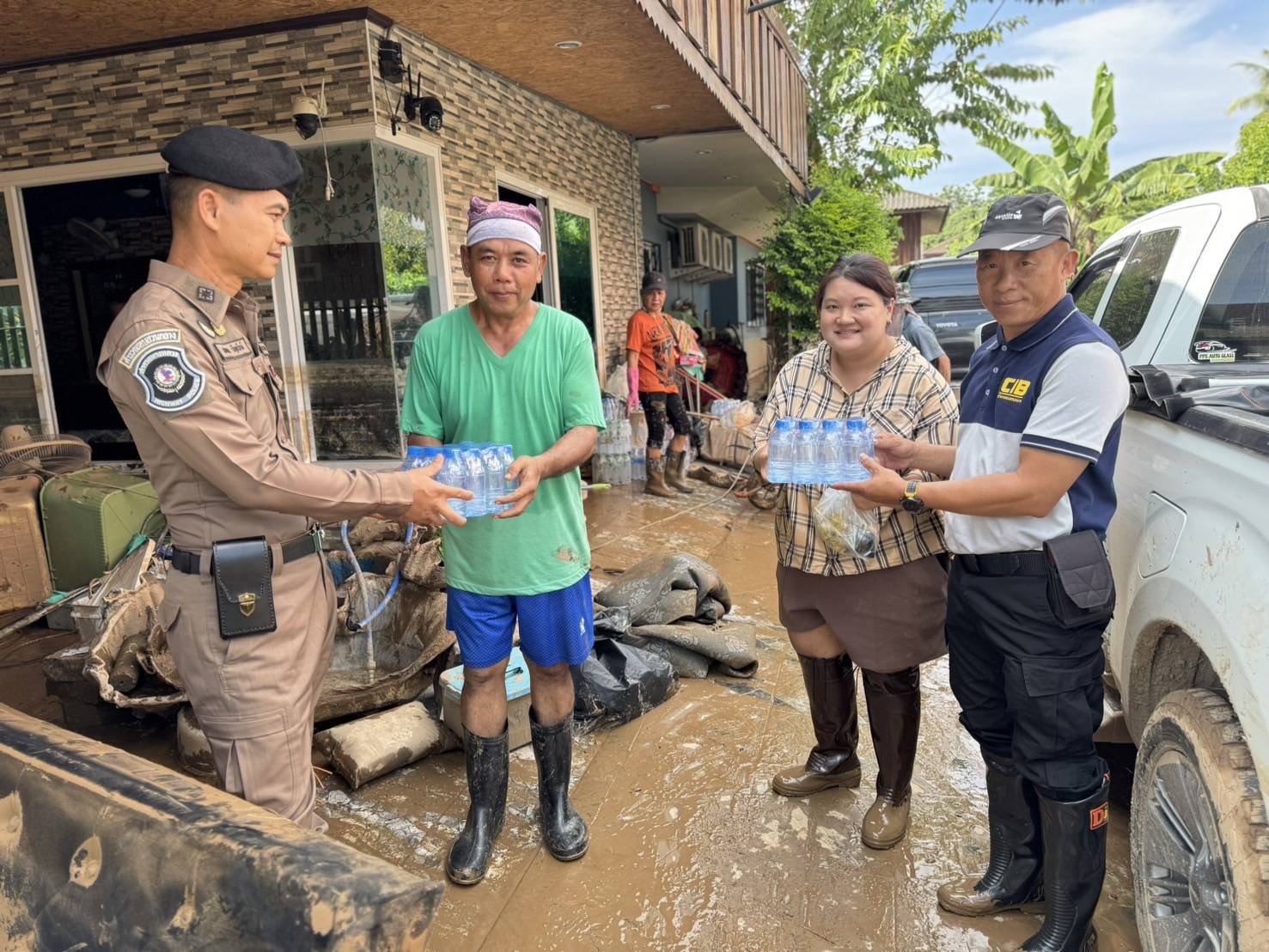 ตำรวจสอบสวนกลาง(CIB.)บก.ทล."ห่วงใยทุกชีวิตเป็นมิตรทุกเส้นทาง"มอบน้ำดื่มช่วยเหลือประชาชนผู้ประสบอุทกภัยตามชุมชน