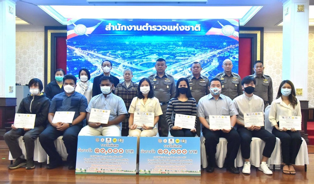ผบ.ตร.มอบรางวัลคลิปกล้องหน้ารถ “โครงการอาสาตาจราจร” 3 สัปดาห์ มีผู้ถูกตัดคะแนนกว่าหมื่นราย   
