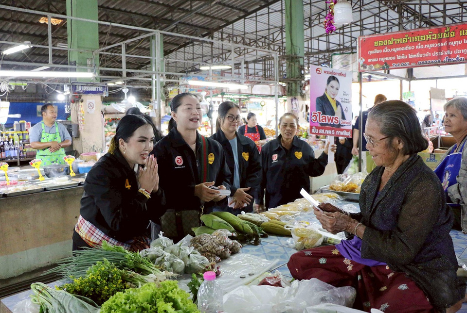 "วิไลพร" ลุยตลาดสดห้วยผึ้ง ขอคะแนนพ่อค้าแม่ค้า ชิง สส.กาฬสินธุ์ เขต 5