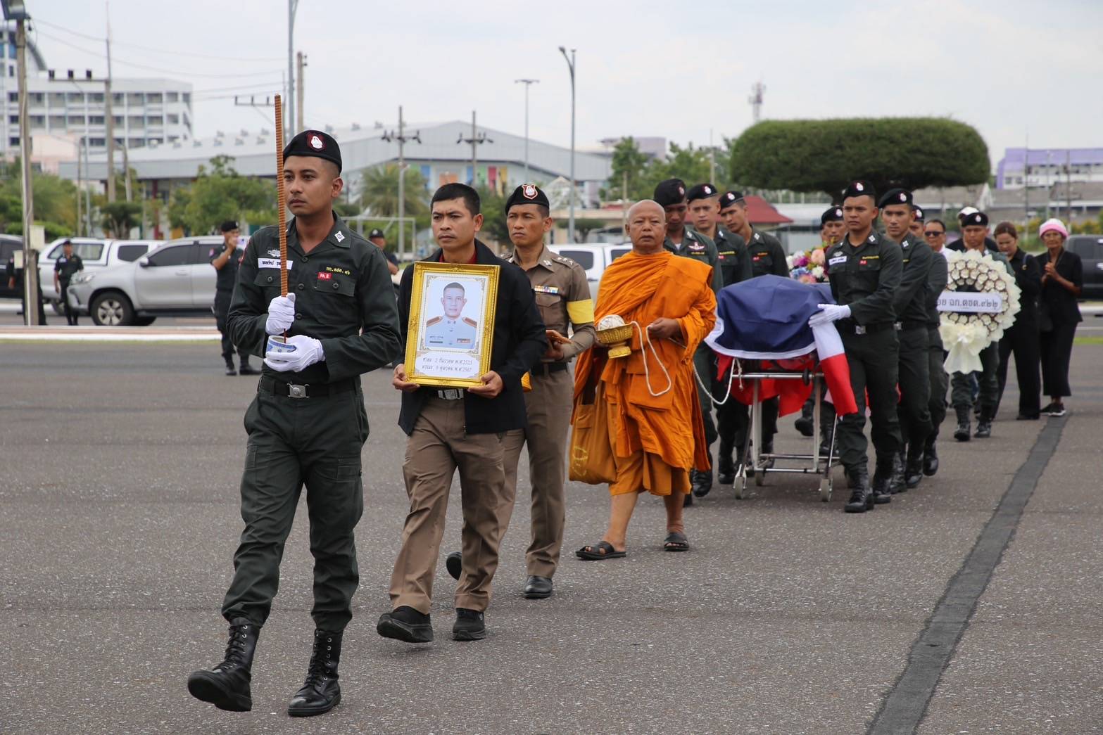 "บิ๊กต่าย" อาลัย ตชด.พลีชีพ เหตุลอบยิงฐานปัตตานี นำร่างกลับสู่มาตุภูมิ