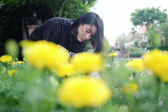"จุ๋ย วรัทยา" ได้ลงมือลงแรงนำต้นดาวเรืองมาปลูก เธอปลูกด้วยความมุ่งมั่นตั้งใจ