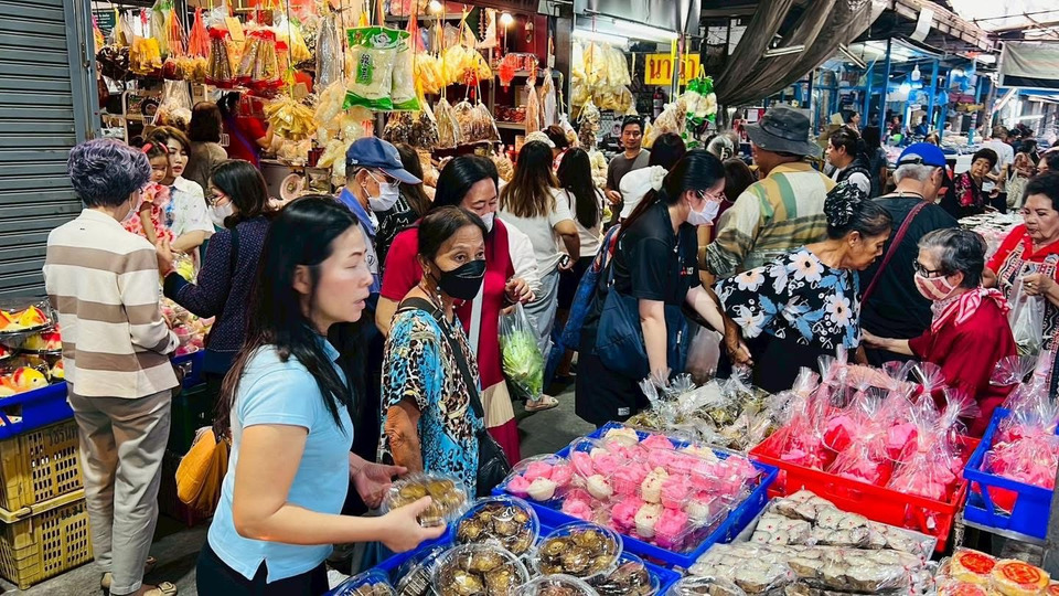 วันจ่ายตรุษจีนเชียงรายคึกคัก! ตลาดสดเทศบาลฯ คนแห่ซื้อของไหว้ ขยายเวลาเปิดรับลูกค้าตลอดคืน