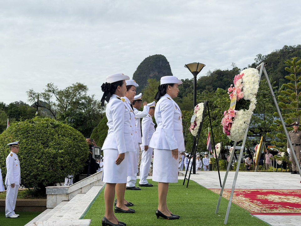 รองศึกษาธิการพังงา นำข้าราชการวางพวงมาลาสดุดี ร. 5 น้อมรำลึก “วันปิยมหาราช” 