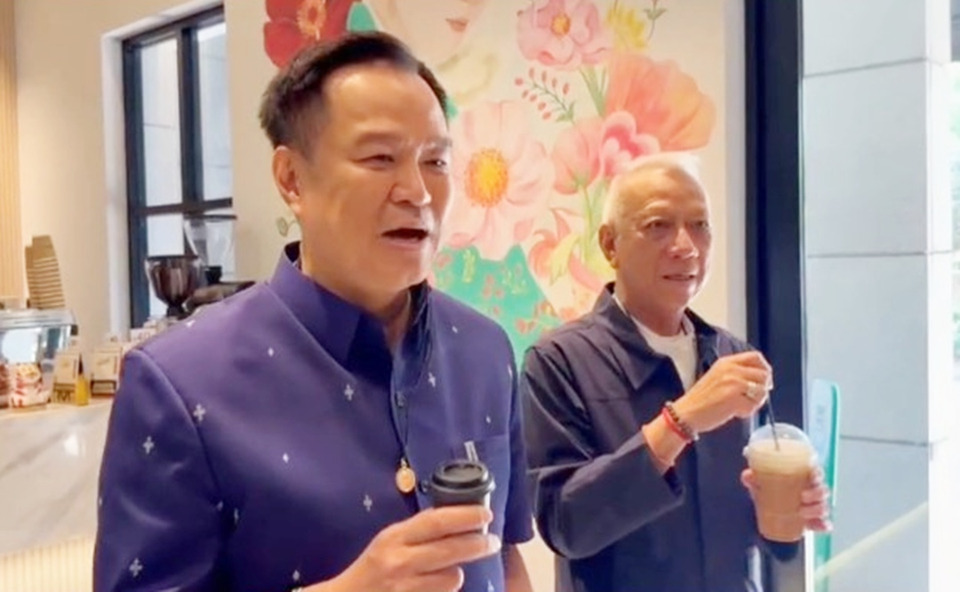 “อนุทิน” จิบกาแฟคุย “พิพัฒน์” เมินกระแสบอยคอตปั๊ม PT  ลั่นลาออก 23 ปี ยังต้องแลกบัตรเข้า