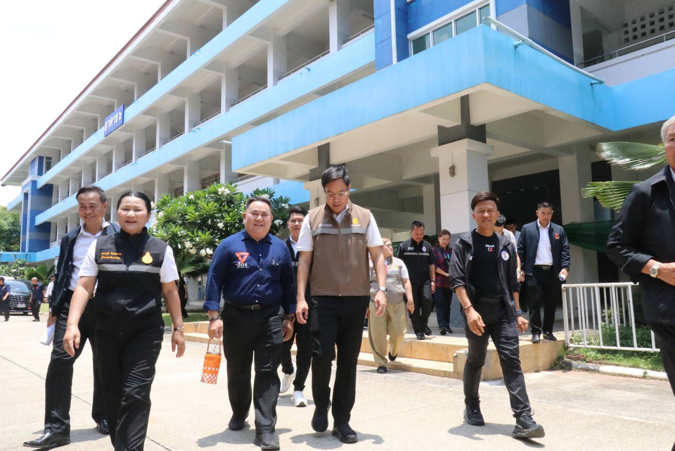 "รมช.ศธ." ลงพื้นที่ตรวจ รร.ดังโคราช ฐานรากทรุดหนัก อาคาร 24 ห้องเรียนปิดใช้ เร่งของบซ่อมด่วน 