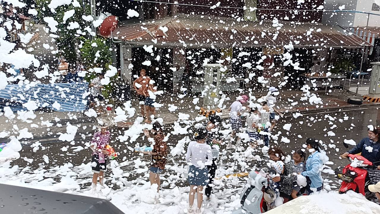 แม่ฮ่องสอนเปิดถนนข้าวปุก รับสงกรานต์สาดน้ำทะเลโฟม