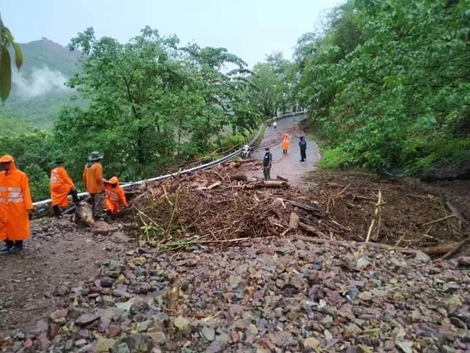  ฝนตกหนักเกิดดินสไลด์ ปิดทับผิวทางจราจร "ทม.น่าน" ลุยตรวจระบบระบายน้ำ เตรียมพร้อมรับมือน้ำท่วม