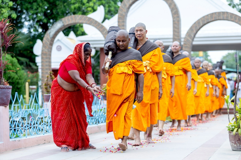 วัดพระธรรมกายบวชหมู่ 300 รูป เดินธรรมยาตราสู่สารนาถ ต้นกำเนิดพุทธศาสนา