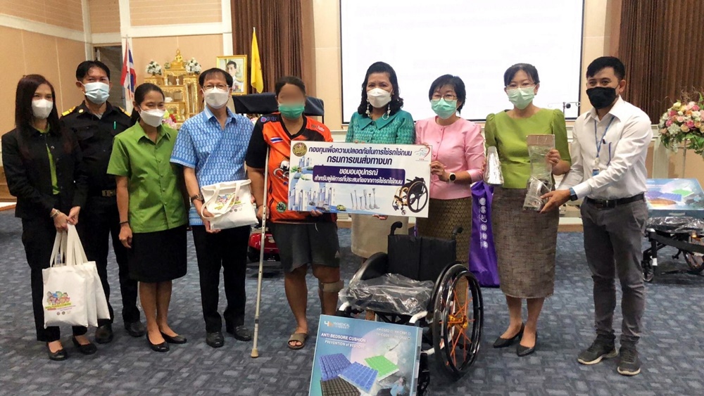 รพ.อ่างทอง ร่วมกับขนส่งอ่างทอง มอบอุปกรณ์ช่วยเหลือผู้พิการจากอุบัติเหตุใช้รถใช้ถนน