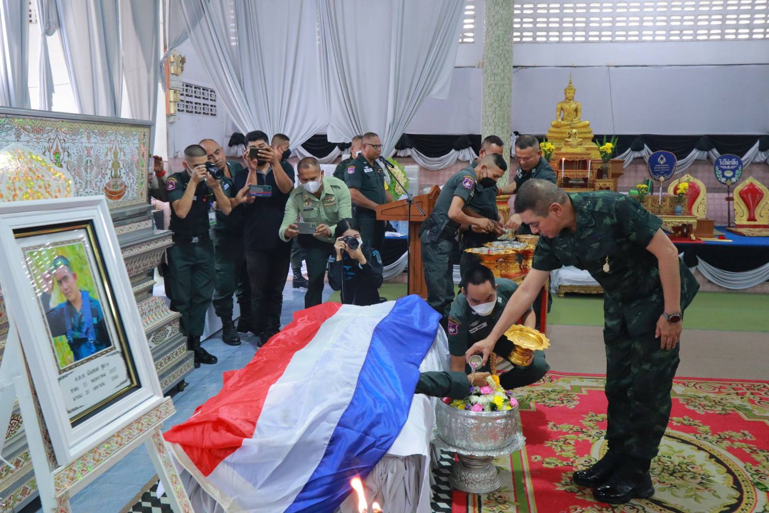 มทภ.4 ร่วมพิธีวางหรีดเคารพศพ และรดน้ำศพตำรวจกล้าจังหวัดชายแดนใต้ 
