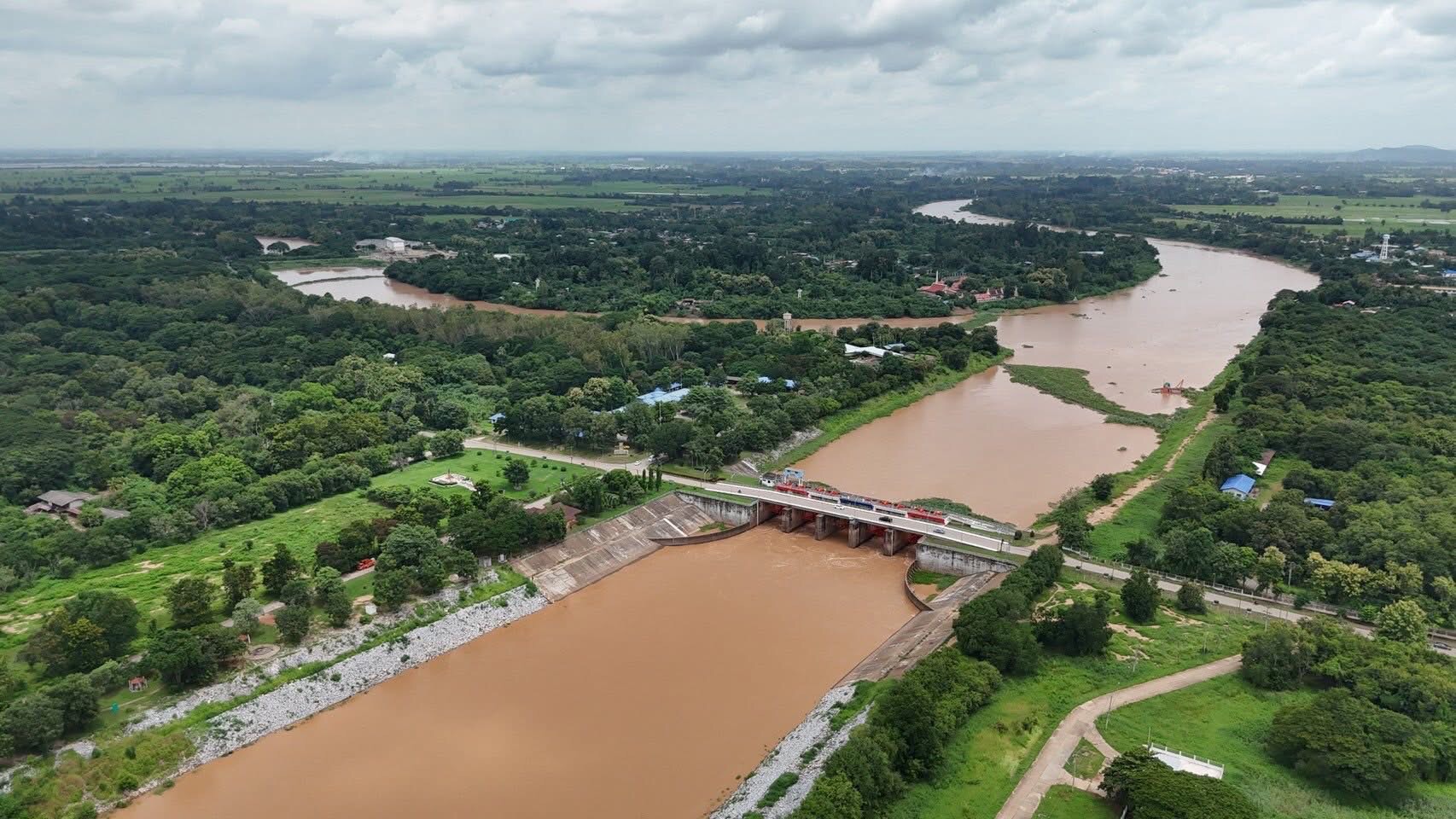 "เขื่อนสิริกิติ์" ลดการระบายน้ำเร่งด่วน หลังพายุ "หนองฟ้า" ฝนหนักอุตรดิตถ์ ลดกระทบพื้นที่ท้ายน้ำ