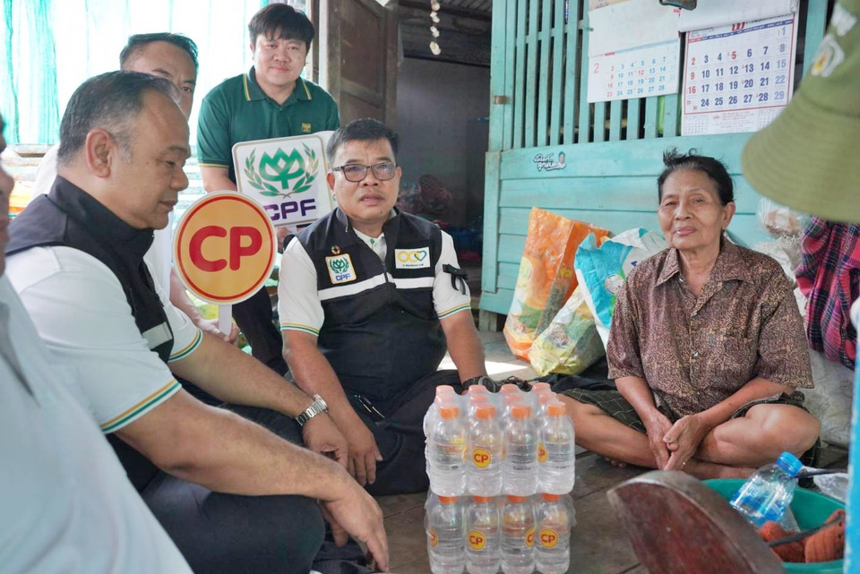 ซีพีเอฟ ลงพื้นที่ช่วยชาวอ่างทองสู้ภัยน้ำท่วม มอบอาหาร–น้ำดื่ม หนุนชุมชนช่วงวิกฤต