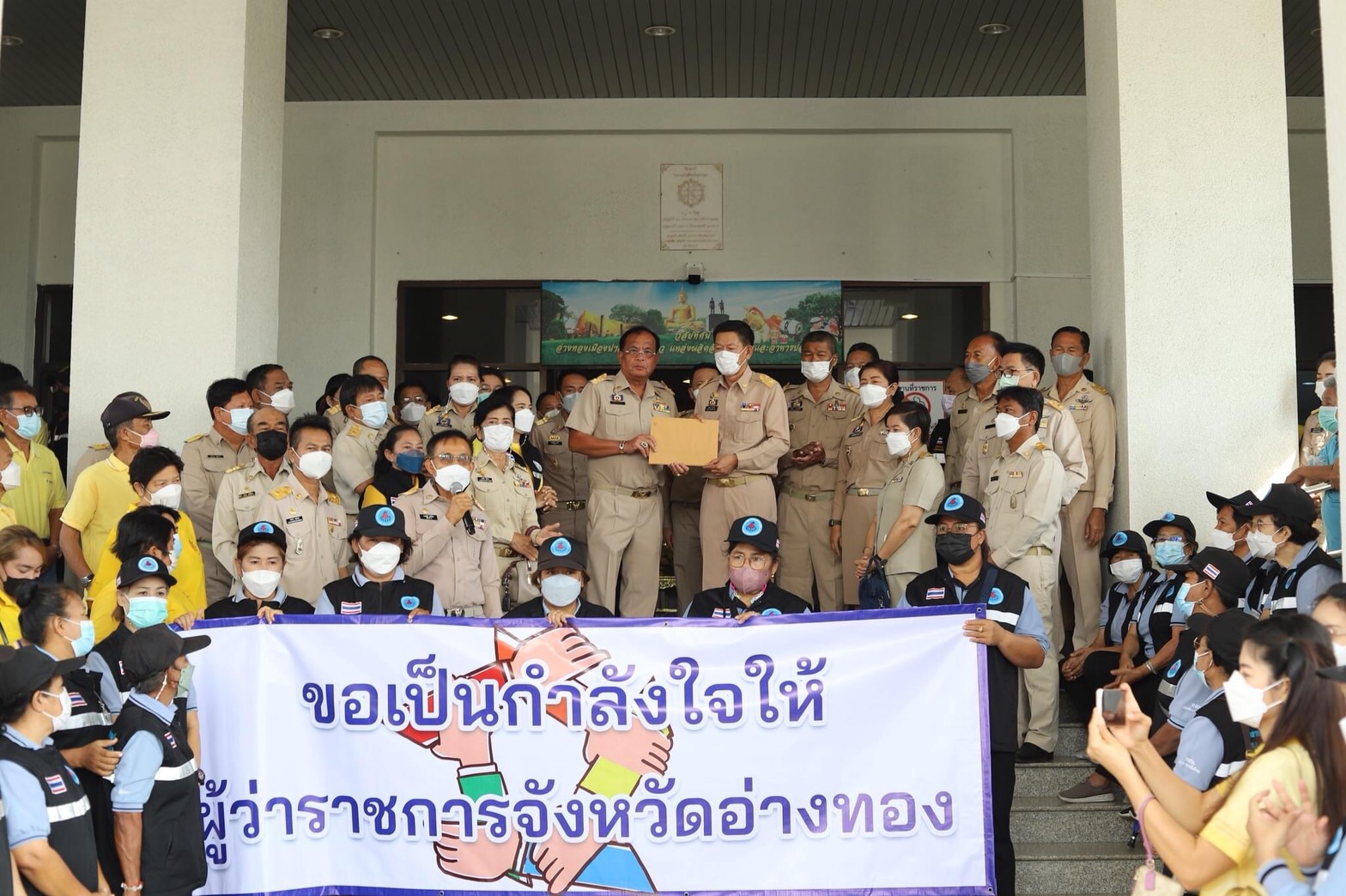 ภาครัฐ และปชช.อ่างทองยื่นหนังสือสนับสนุนแนวทางการดำเนินงานบริหารจัดการขยะของจังหวัด