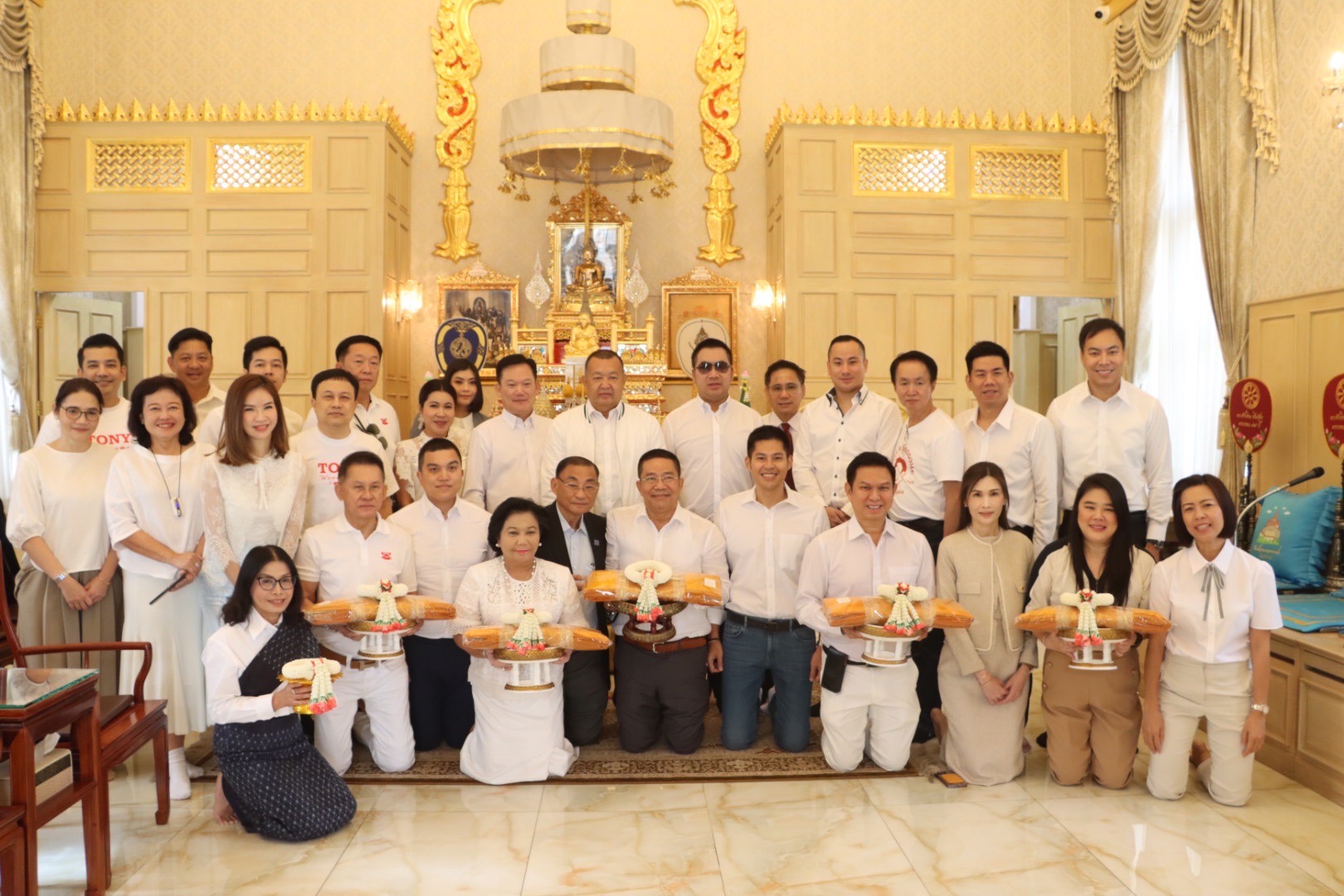 “นักการเมือง-ญาติ” ร่วมทำบุญเนื่องในวันคล้ายวันเกิด 74 ปี “ทักษิณ” พระอวยพรให้ร่มเย็นเป็นสุข ทำการสิ่งใดก็สำเร็จ