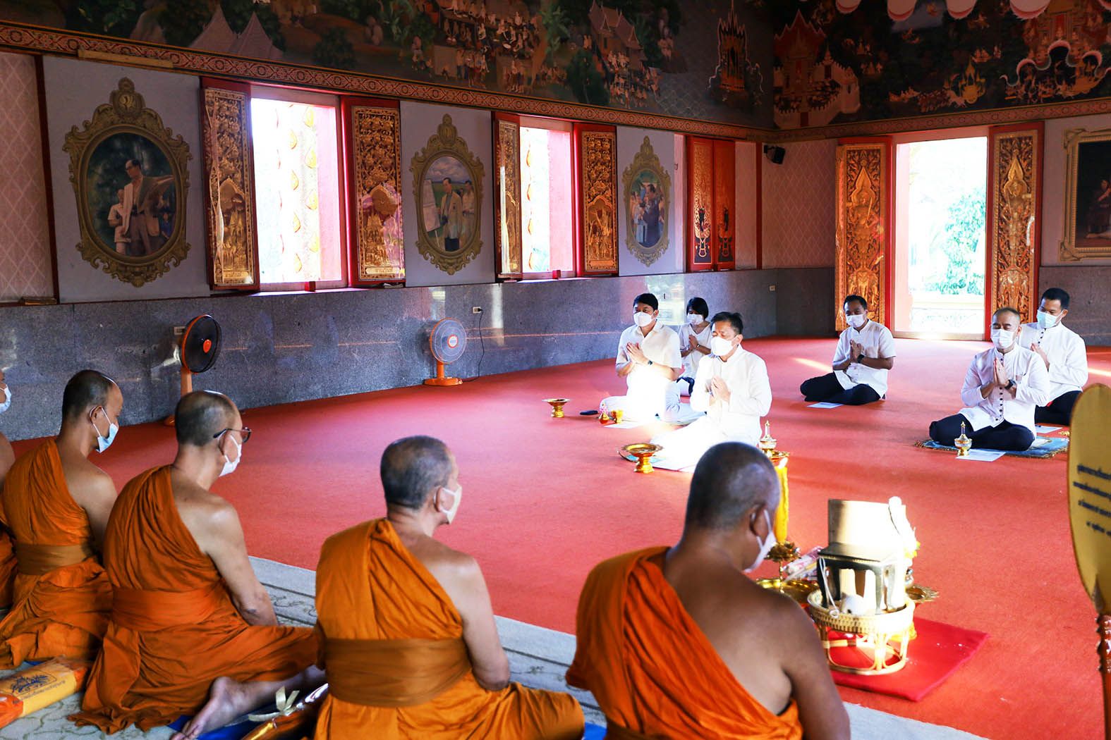  ผู้ว่าประจวบฯ นำข้าราชการร่วมสวดพระพุทธมนต์อุทิศแก่ผู้เสียชีวิต เรือหลวงสุโขทัยอับปาง