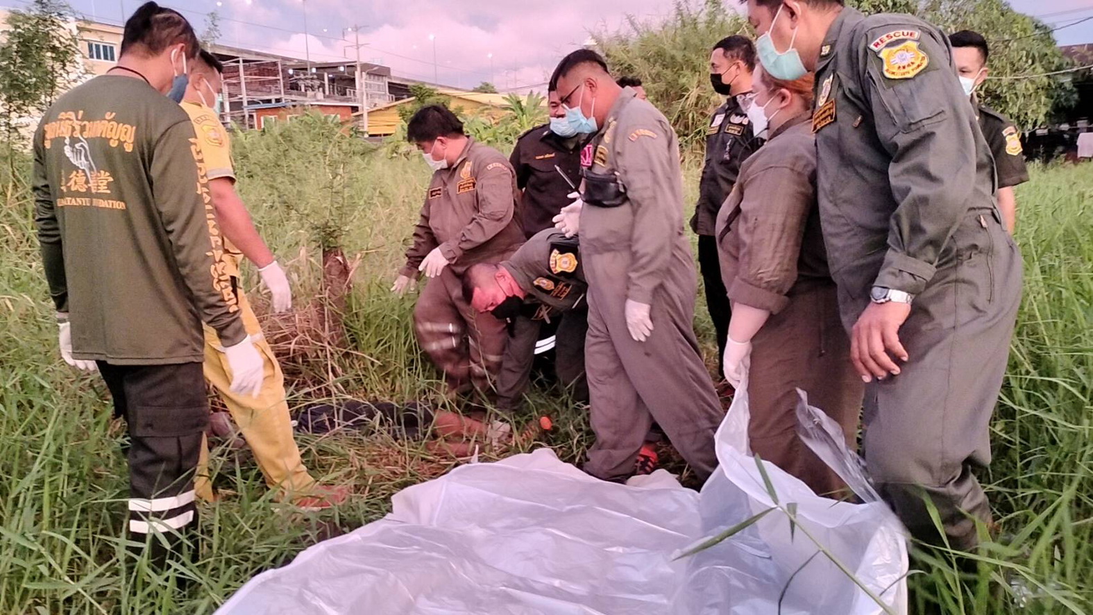 หนุ่มใหญ่เดินเก็บสายไฟข้างบ่อปลาถูกไฟดูดเสียชีวิต   
