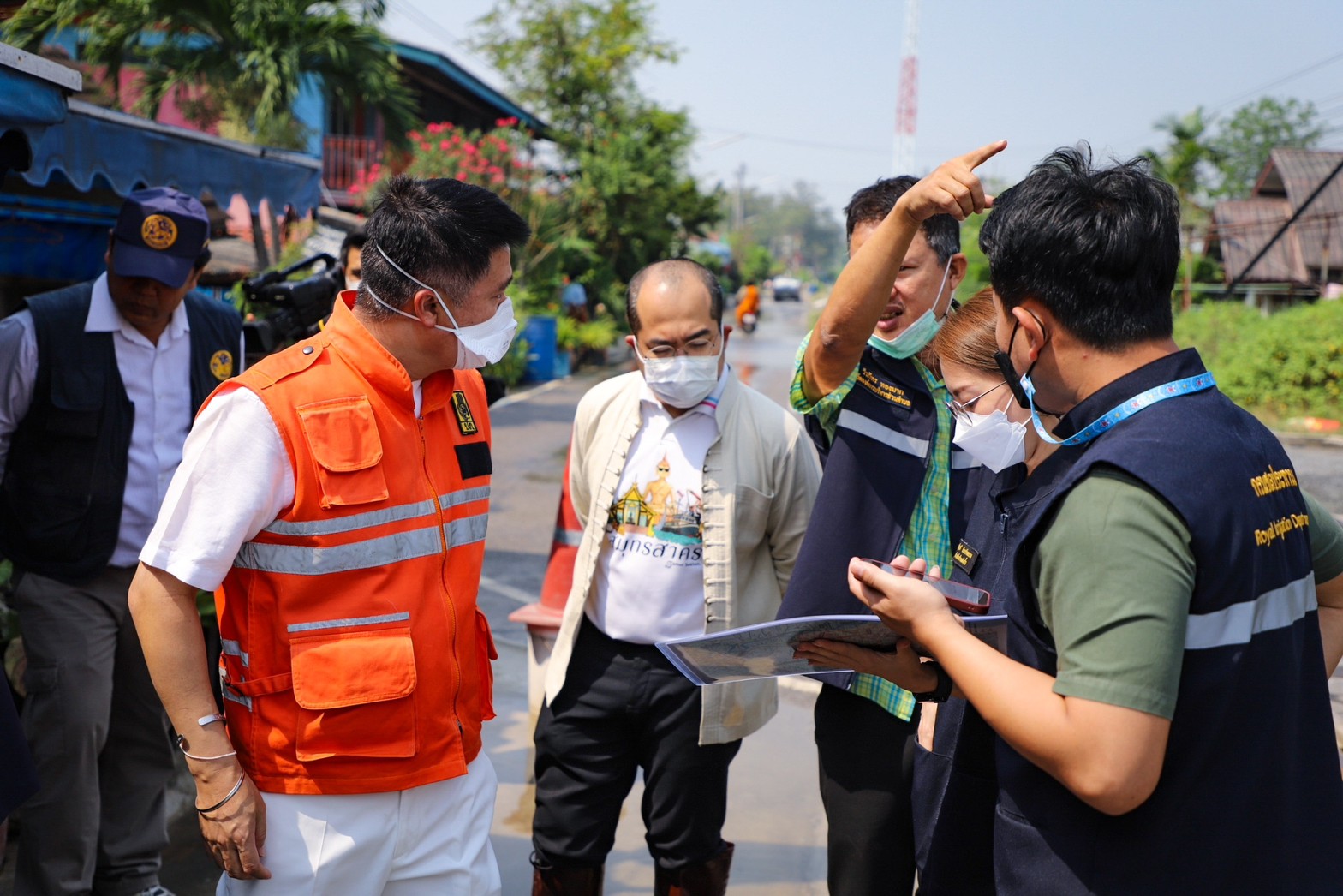 ผู้ว่าฯ มหาชัย นำคณะลงตรวจสภาพปัญหาน้ำท่วมถนน ต.บ้านบ่อ "สาเหตุทะเลหนุนสูง"  