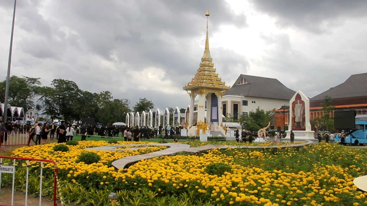 ข้าราชการนครศรีธรรมราชเข้าซ้อมใหญ่พิธีถวายดอกไม้จันทน์ เพื่อความพร้อมในงานพระราชพิธีถวายพระเพลิงพระบรมศพ ในหลวง ร.9