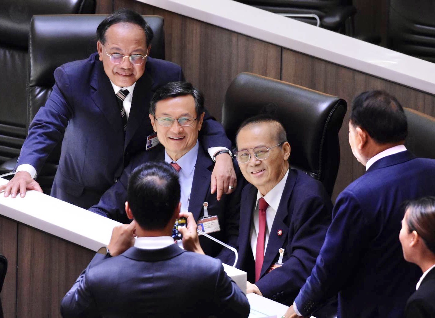 มาแล้ว! “อดิศร” โผล่ร่วมประชุมสภาฯ หลังรักษาตัวมาสักพักใหญ่  เพื่อนสส.แห่ให้กำลังใจ 
